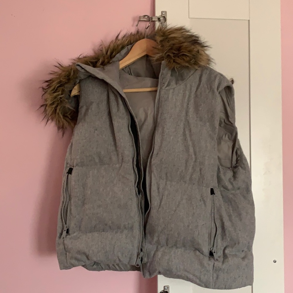 (GAP) Winter wear grey puffer vest with fur hood